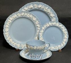 Wedgwood CREAM COLOR ON LAVENDER (SHELL EDGE) 5 piece place setting EXCELLENT
